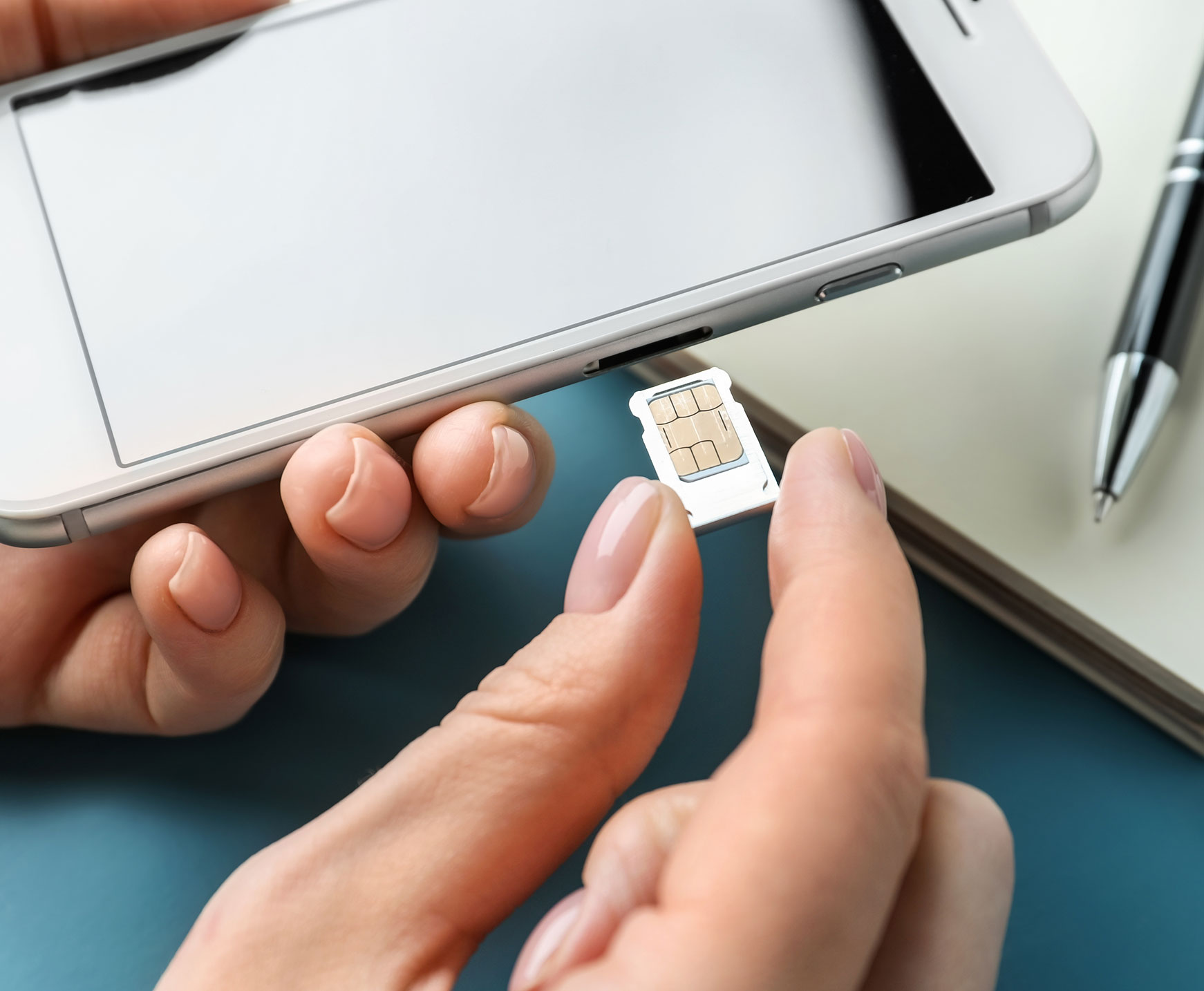 SIM-Only Frau steckt SIM-Karte in Mobiltelefon ein